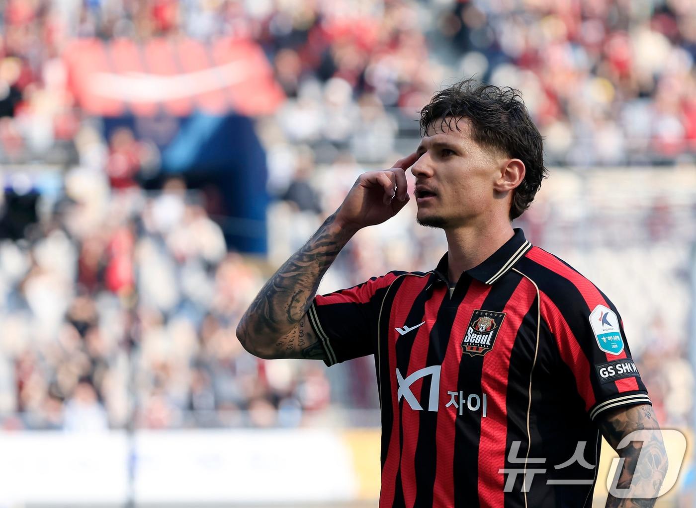 본문 이미지 - 22일 오후 서울시 마포구 월드컵로 서울월드컵경기장에서 열린 하나은행 K리그1 2026 5라운드 FC서울과 광주FC의 경기에서 멀티골을 터트린 FC서울 클리말라가 골 세리머니를 하고 있다. 2026.3.22 ⓒ 뉴스1 박정호 기자