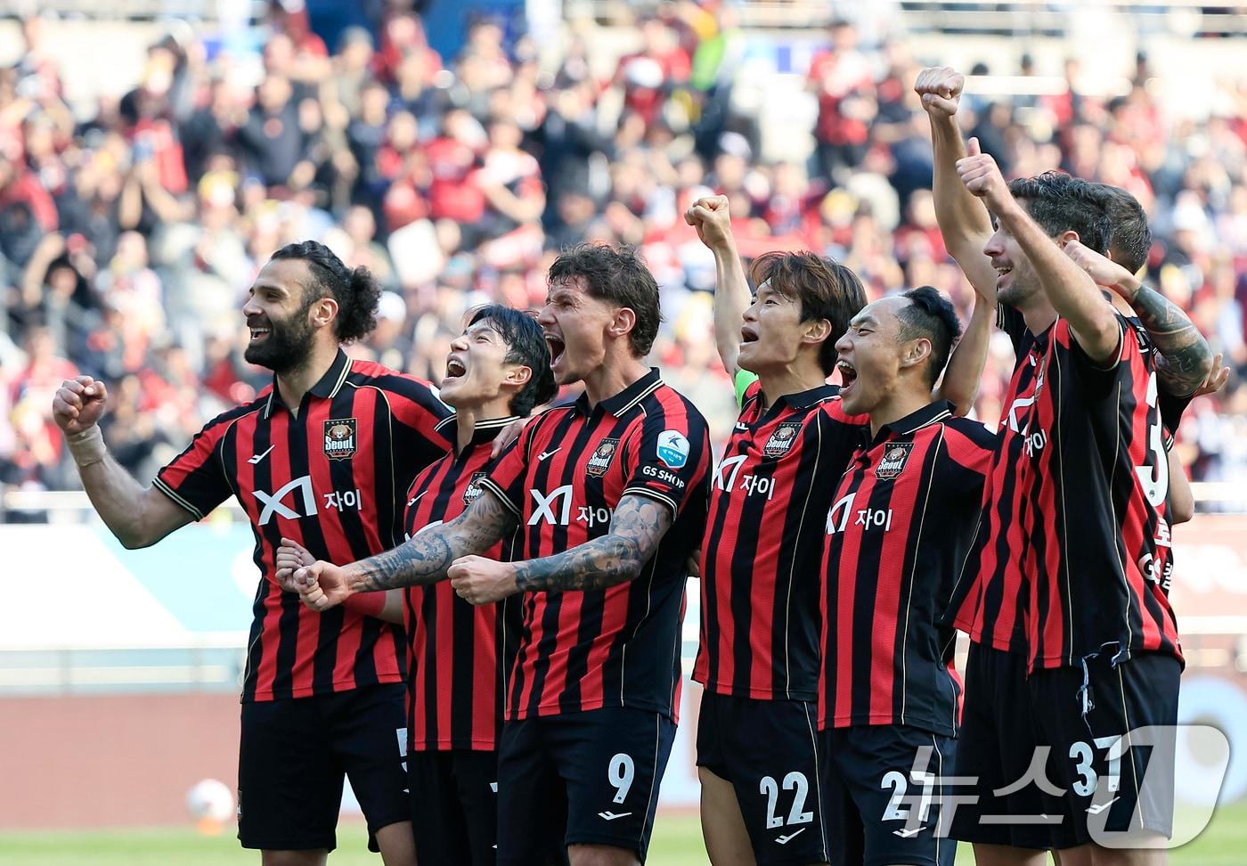 본문 이미지 - 22일 오후 서울시 마포구 월드컵로 서울월드컵경기장에서 열린 하나은행 K리그1 2026 5라운드 FC서울과 광주FC의 경기에서 이승모의 팀 다섯 번째 골이 터진 뒤 FC서울 선수들이 서포터즈 앞에 도열해 포효하고 있다. 2026.3.22 ⓒ 뉴스1 박정호 기자
