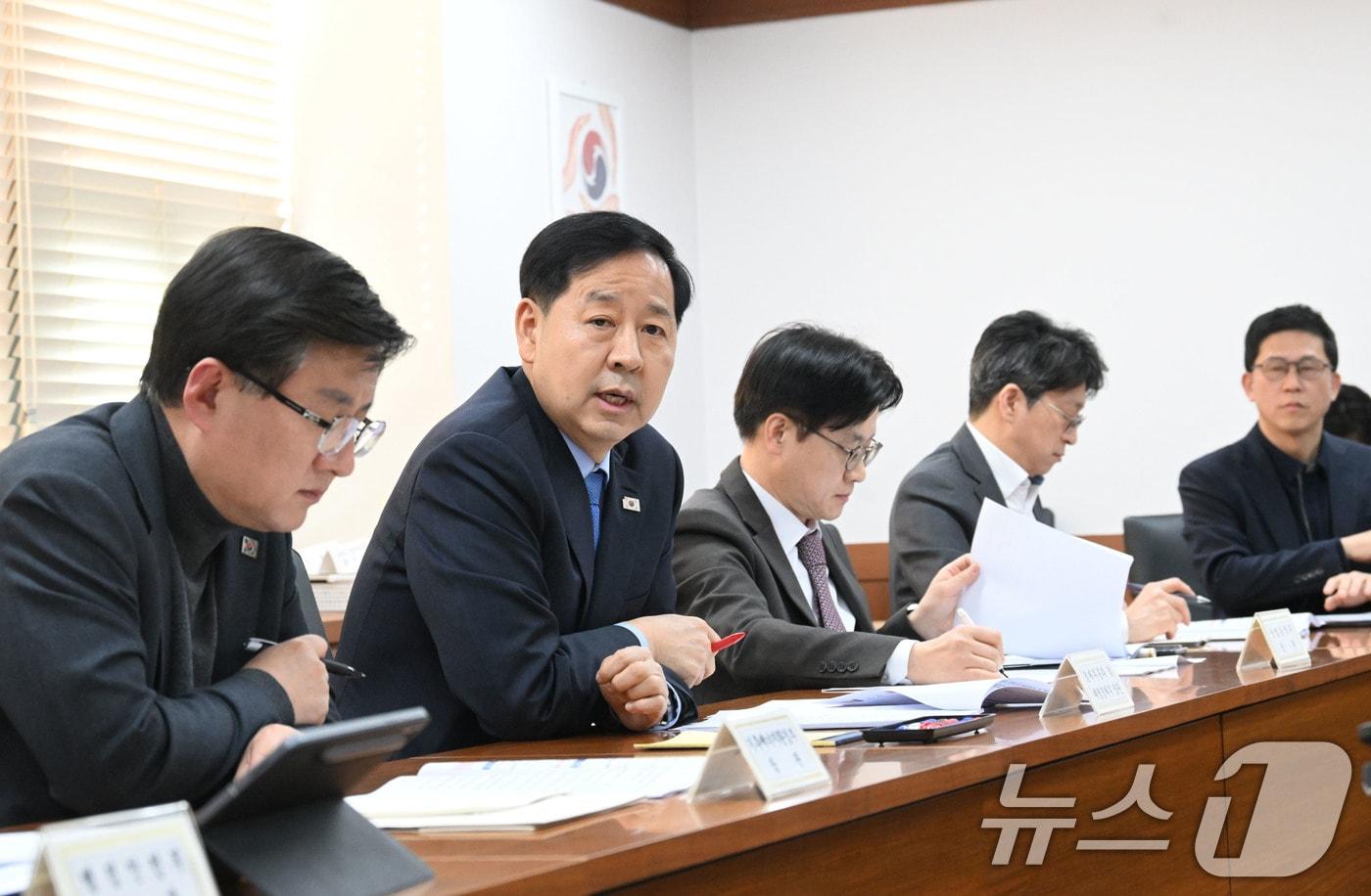 본문 이미지 - 구윤철 부총리 겸 재정경제부 장관이 22일 서울 종로구 정부서울청사에서 중동상황에 따른 고유가 대응 관계장관 간담회 주재하고 있다. (재정경제부 제공. 재판매 및 DB 금지) 2026.3.22 ⓒ 뉴스1