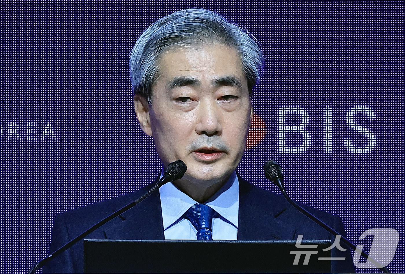 본문 이미지 - 지난 2024년 12월 신현송 국제결제은행(BIS) 조사국장 겸 경제자문이 한국은행에서 열린 'AI, 금융, 중앙은행 : 기회, 도전과제, 그리고 정책 대응'을 주제로 열린 국제 콘퍼런스에서 기조연설을 하는 모습.(뉴스1 DB) 2026.3.22 ⓒ 뉴스1