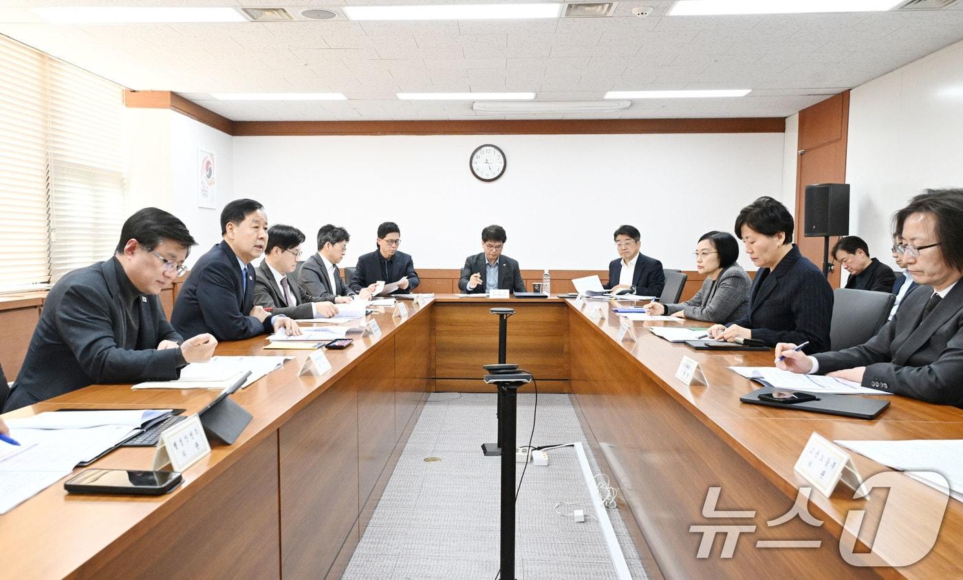 본문 이미지 - 구윤철 부총리 겸 재정경제부 장관이 22일 서울 종로구 정부서울청사에서 중동상황에 따른 고유가 대응 관계장관 간담회 주재하고 있다. (재정경제부 제공. 재판매 및 DB 금지) 2026.3.22 ⓒ 뉴스1