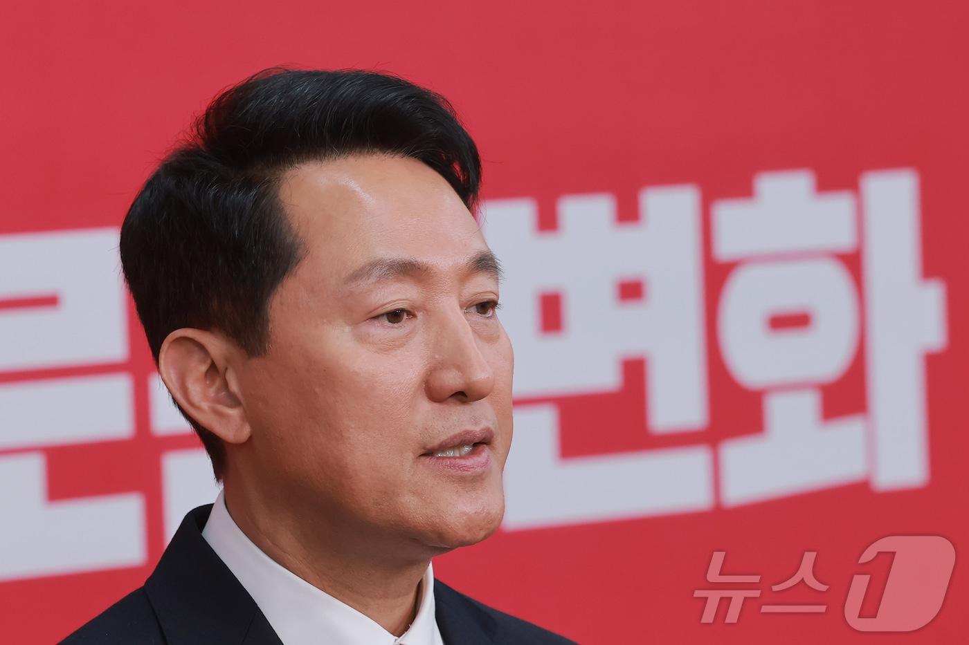 본문 이미지 - 6·3 지방선거 서울시장에 도전하는 오세훈 서울시장이 22일 서울 영등포구 국민의힘 중앙당사에서 열린 광역단체장 후보 면접을 마치고 취재진 질문에 답하고 있다. (공동취재) 2026.3.22 ⓒ 뉴스1 이승배 기자