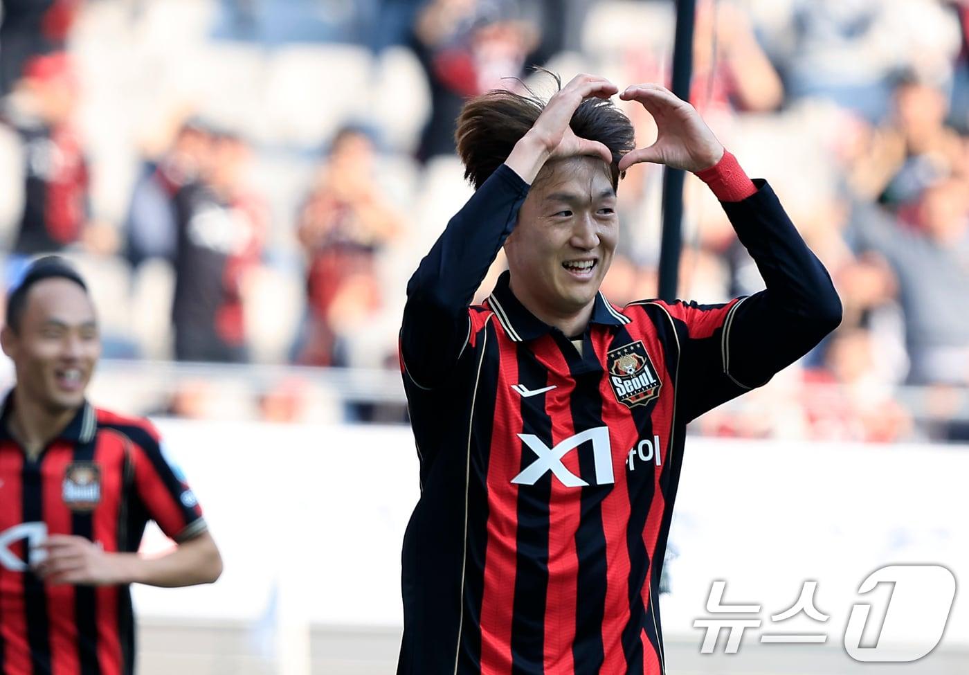 본문 이미지 - 22일 오후 서울시 마포구 월드컵로 서울월드컵경기장에서 열린 하나은행 K리그1 2026 5라운드 FC서울과 광주FC의 경기에서 팀 다섯 번째 골을 터트린 FC서울 이승모가 세리머니를 하고 있다. 2026.3.22 ⓒ 뉴스1 박정호 기자