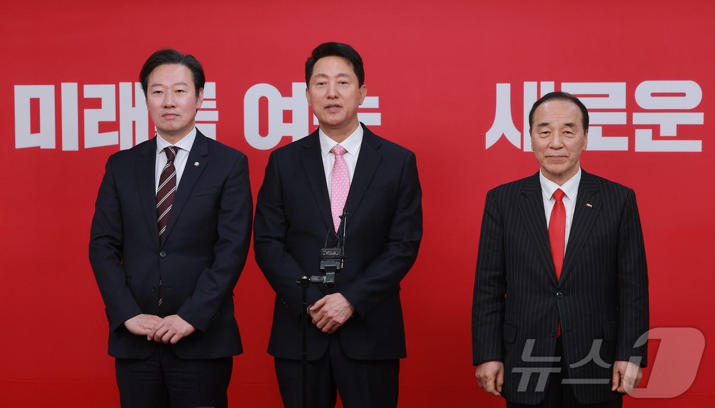 본문 이미지 - 6·3 지방선거 서울시장에 도전하는 국민의힘 예비후보들이 22일 서울 영등포구 국민의힘 중앙당사에서 열린 광역단체장 후보 면접을 마치고 백브리핑을 하고 있다. 왼쪽부터 국민의힘 박수민 의원, 오세훈 서울시장, 김충환 전 강동구청장. (공동취재) 2026.3.22 ⓒ 뉴스1 이승배 기자