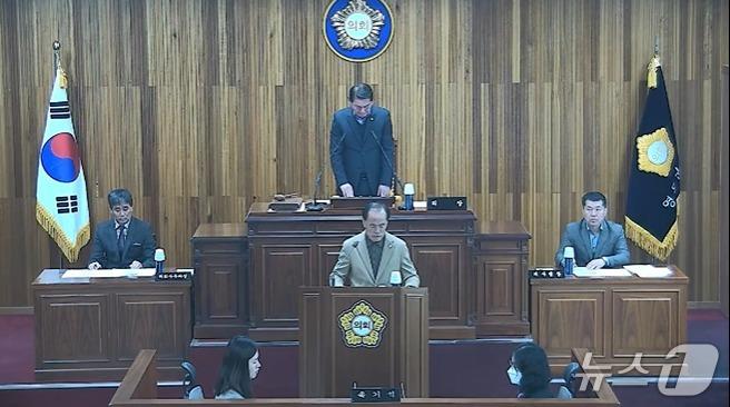 본문 이미지 - 영동군의회 김오봉 행정위원회 위원장이 본회의에서 심사 결과를 보고하고 있다. (영동군의회 홈피 캡처. 재판매 및 DB금지) 