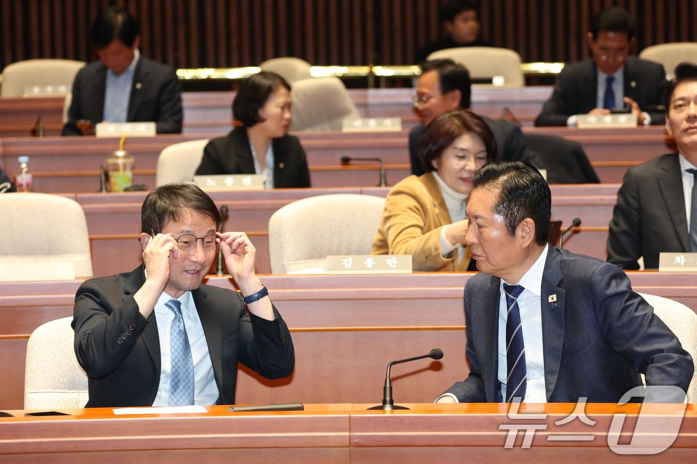 본문 이미지 - 정청래 더불어민주당 대표가 22일 서울 여의도 국회에서 열린 의원총회에서 한병도 원내대표와 대화를 나누고 있다. 2026.3.22 ⓒ 뉴스1 이승배 기자