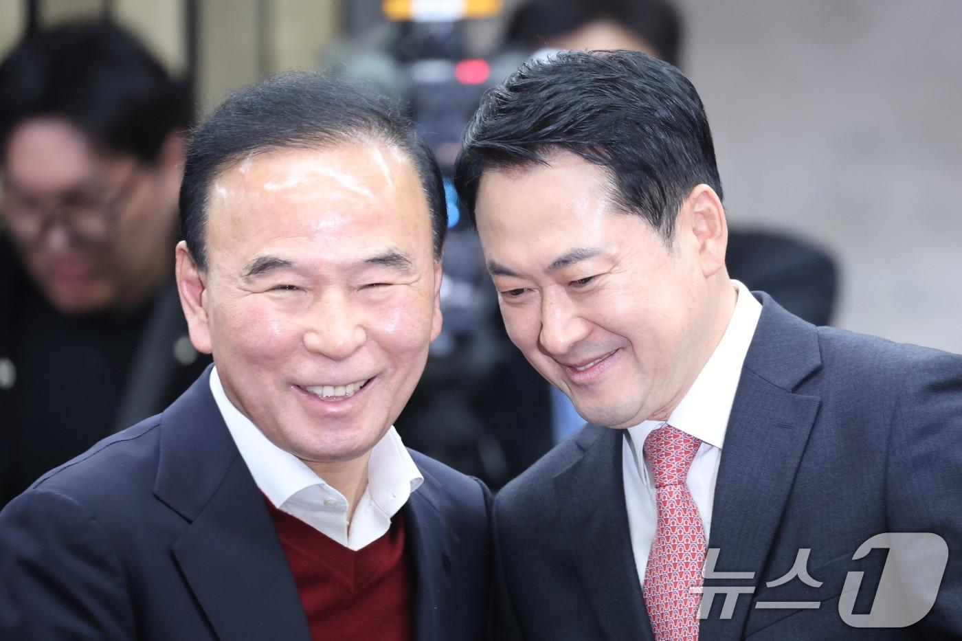 본문 이미지 - 장동혁 국민의힘 대표가 지난달 22일 서울 여의도 국회에서 열린 의원총회에 참석하며 박덕흠 의원과 대화를 나누고 있다. 2026.3.22 ⓒ 뉴스1 이승배 기자