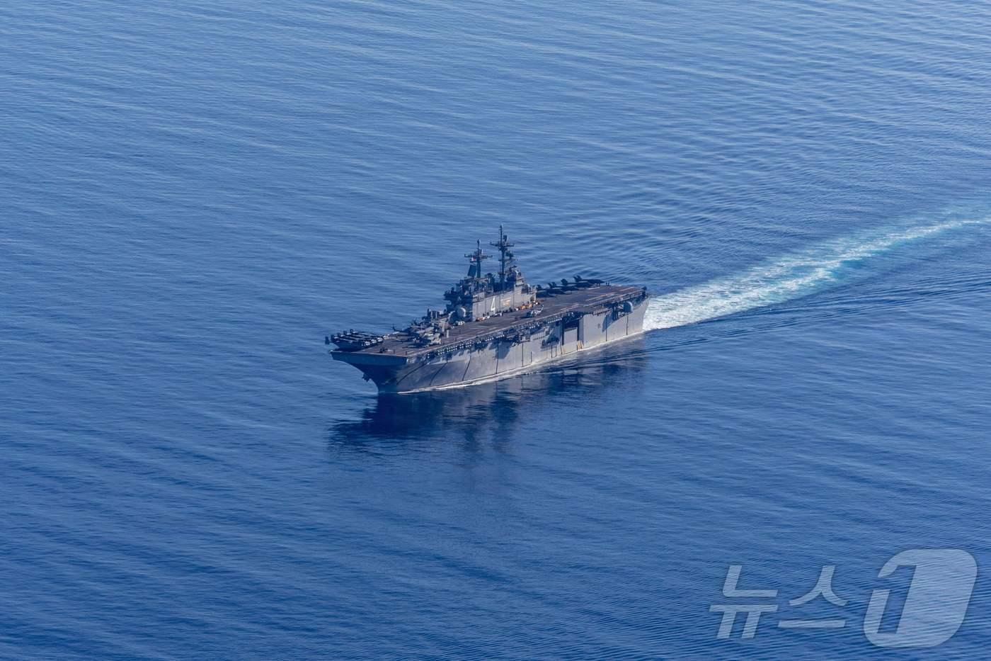 본문 이미지 - 미 해군이 촬영한 와스프급 강습상륙함 USS 복서(LHD-4) 2026.02.27. ⓒ AFP=뉴스1