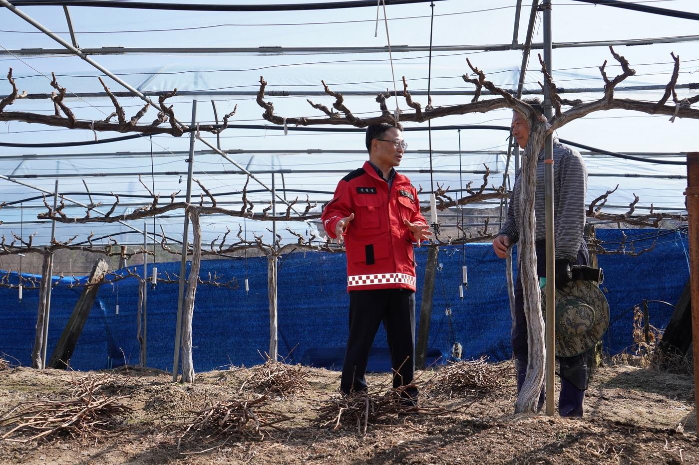 본문 이미지 - 박은식 산림청장(왼쪽)이 산림 인접지를 찾아 산불 예방 활동을 하고 있다.(산림청 제공. 재판매 및 DB금지)/뉴스1