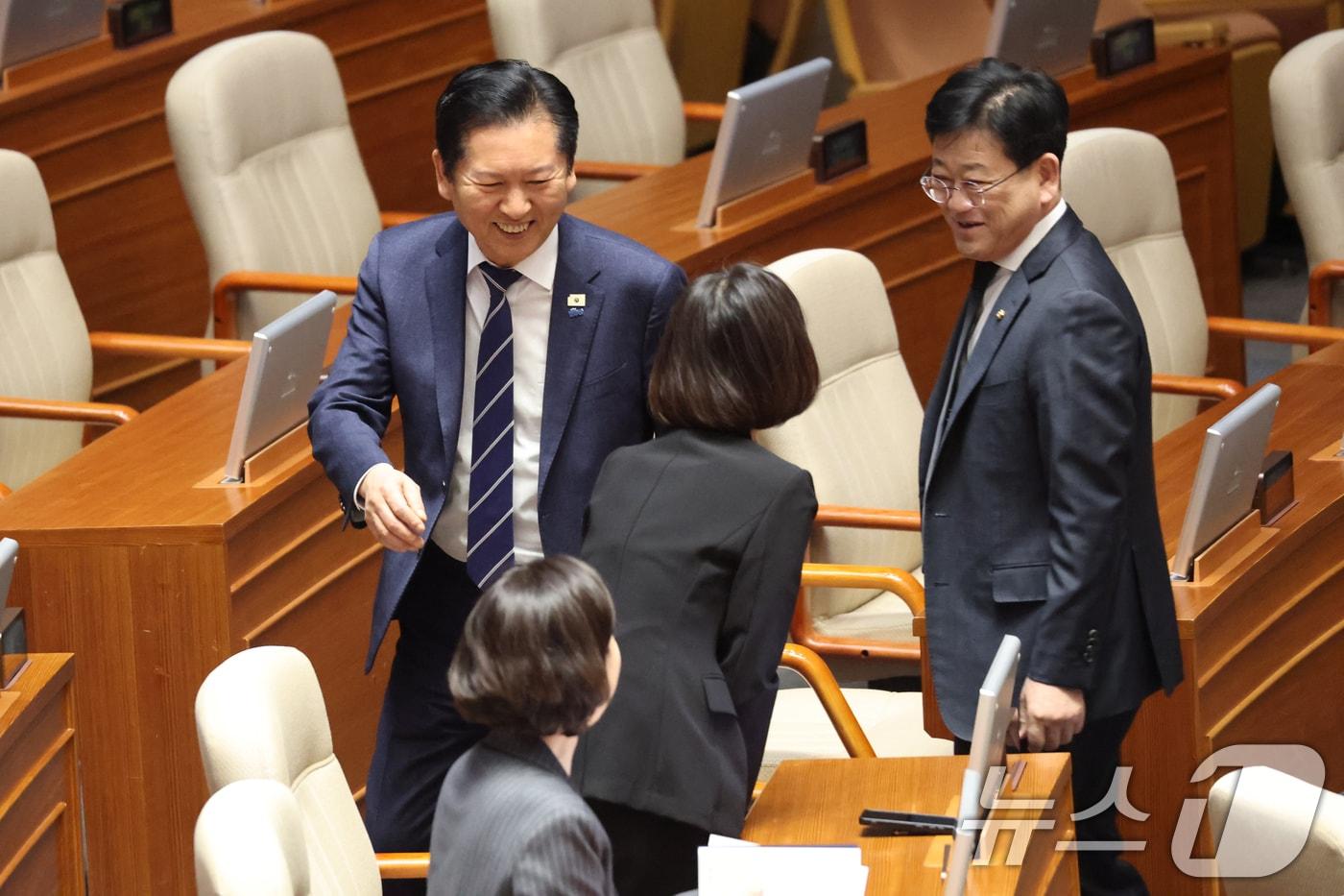 본문 이미지 - 정청래 더불어민주당 대표가 22일 서울 여의도 국회에서 열린 제433회 국회(임시회) 제2차 본회의에서 윤석열 정권 정치검찰 조작기소 의혹 사건 진상규명 국정조사계획서 승인의 건에 대한 무제한토론(필리버스터) 종결 투표를 마치고 조국혁신당 의원들과 대화하고 있다. 2026.3.22 ⓒ 뉴스1 이승배 기자