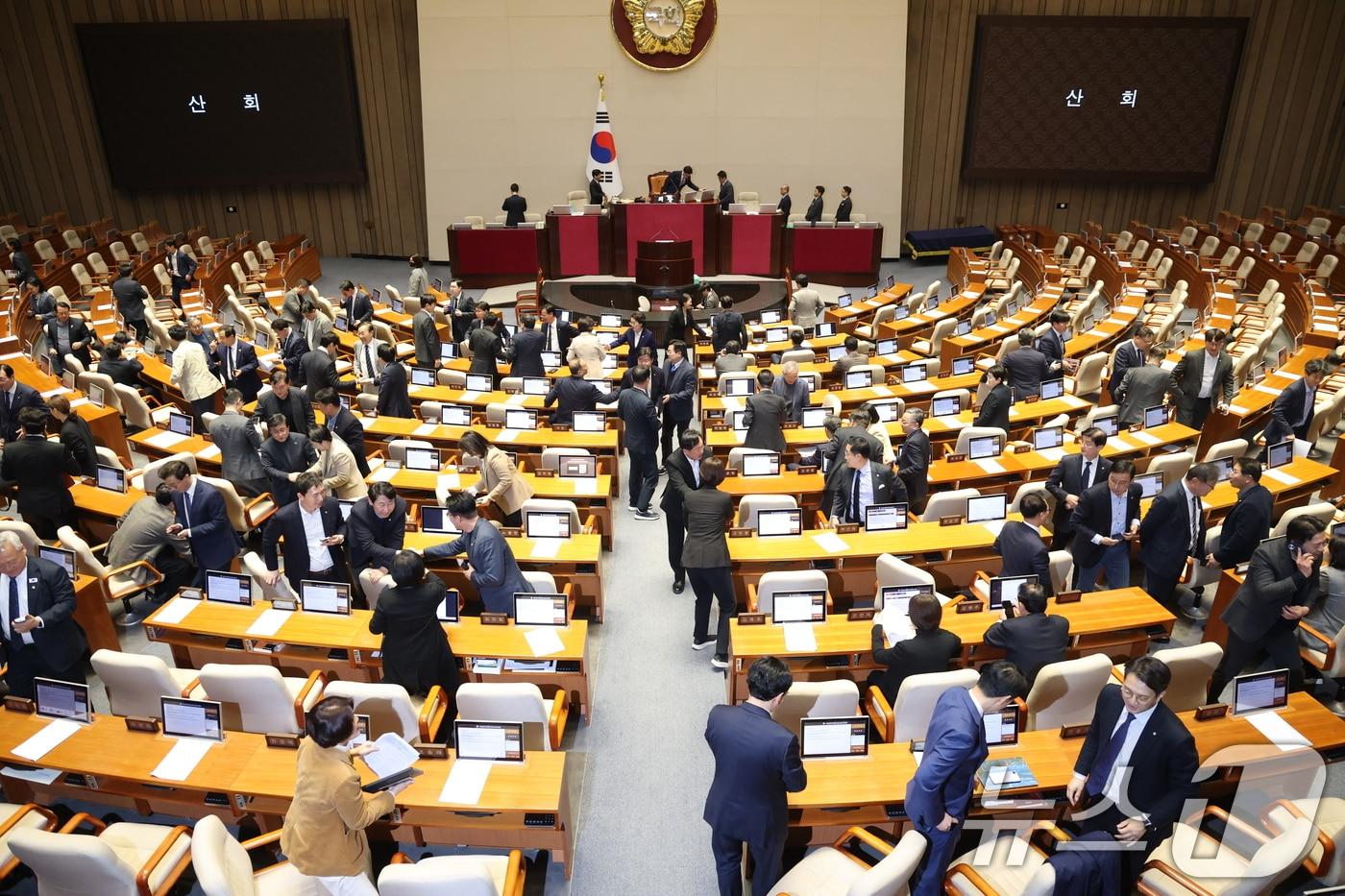 본문 이미지 - 22일 서울 여의도 국회에서 열린 제433회 국회(임시회) 제2차 본회의에서 윤석열 정권 정치검찰 조작기소 의혹 사건 진상규명 국정조사계획서 승인의 건이 통과된 후 의원들이 떠나고 있다. 2026.3.22 ⓒ 뉴스1 이승배 기자