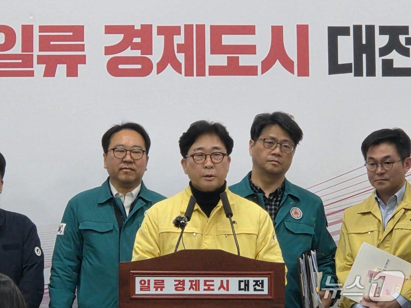 본문 이미지 - 김한수 행정안전부 재난현장지원관(가운데)이 22일 오후 4시 대전시청 브리핑실에서 대전 공장 화재 관련 합동 브리핑을 하고 있다. ⓒ 뉴스1 김종서 기자