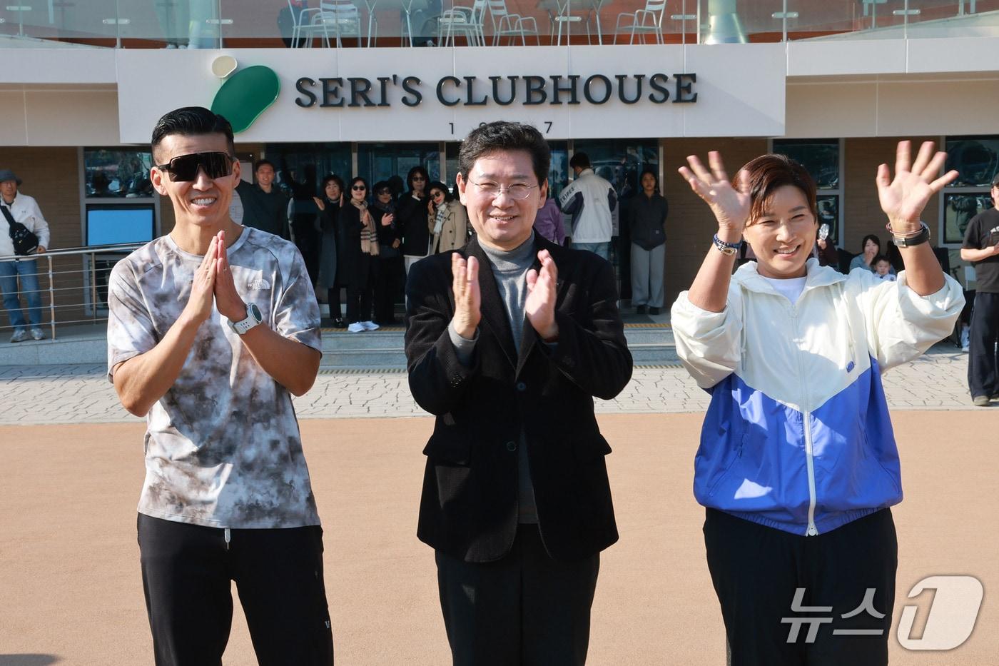 본문 이미지 - 이상일 시장(가운데)이 지난 21일 열린 'SERI PAK with 용인 ON THE SAME TRACK' 기부런 행사에서 가수 션(왼쪽)과 골프 여제 박세리와 함께 참가자들에게 인사하고 있다.(용인시 제공)