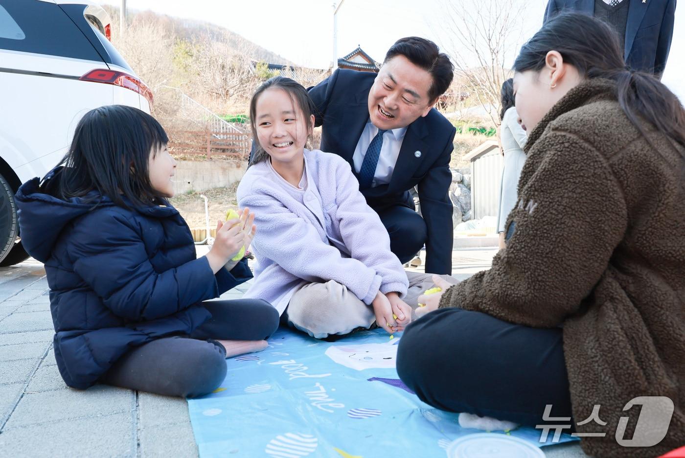 본문 이미지 - 22일 전북 진안군 부귀면 소재 농촌유학 가족체류형 거주시설 '꿈터마을'을 방문한 김관영 전북지사가 어린이들과 이야기를 나누고 있다.(전북도 제공. 재판매 및 DB금지)/뉴스1 