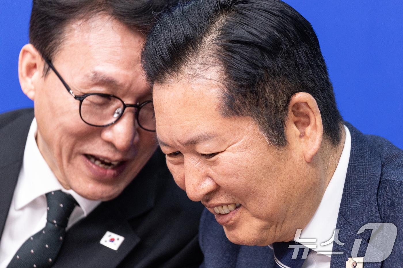 본문 이미지 - 정청래 더불어민주당 대표가 22일 오후 서울 여의도 국회에서 열린 '제7차 고위당정협의회'에서 김민석 국무총리와 대화하고 있다. 2026.3.22 ⓒ 뉴스1 이승배 기자