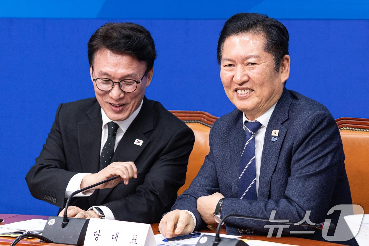 본문 이미지 - 정청래 더불어민주당 대표가 지난달 3월 22일 오후 서울 여의도 국회에서 열린 '제7차 고위당정협의회'에서 김민석 국무총리와 대화하고 있다. 2026.3.22 ⓒ 뉴스1 이승배 기자