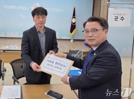 본문 이미지 - 이돈승 전 더불어민주당 당대표 특보(66)가 22일 완주군선거관리위원회에 6·3 지방선거 완주군수 예비후보로 등록했다.2026.3.22/뉴스1