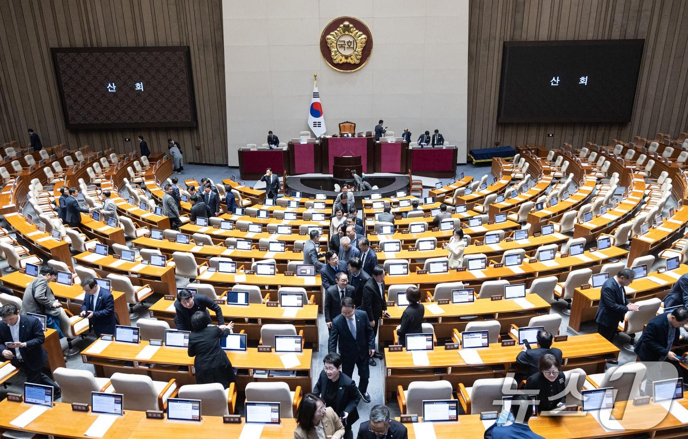 본문 이미지 - 22일 서울 여의도 국회에서 열린 제433회 국회(임시회) 제2차 본회의에서 윤석열 정권 정치검찰 조작기소 의혹 사건 진상규명 국정조사계획서 승인의 건이 통과되고 산회가 선포되자 의원들이 회의장을 떠나고 있다. 2026.3.22 ⓒ 뉴스1 이승배 기자