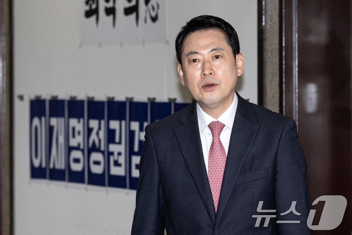 본문 이미지 - 장동혁 국민의힘 대표가 22일 서울 여의도 국회에서 현안 관련 백브리핑을 하고 있다. 2026.3.22 ⓒ 뉴스1 이승배 기자