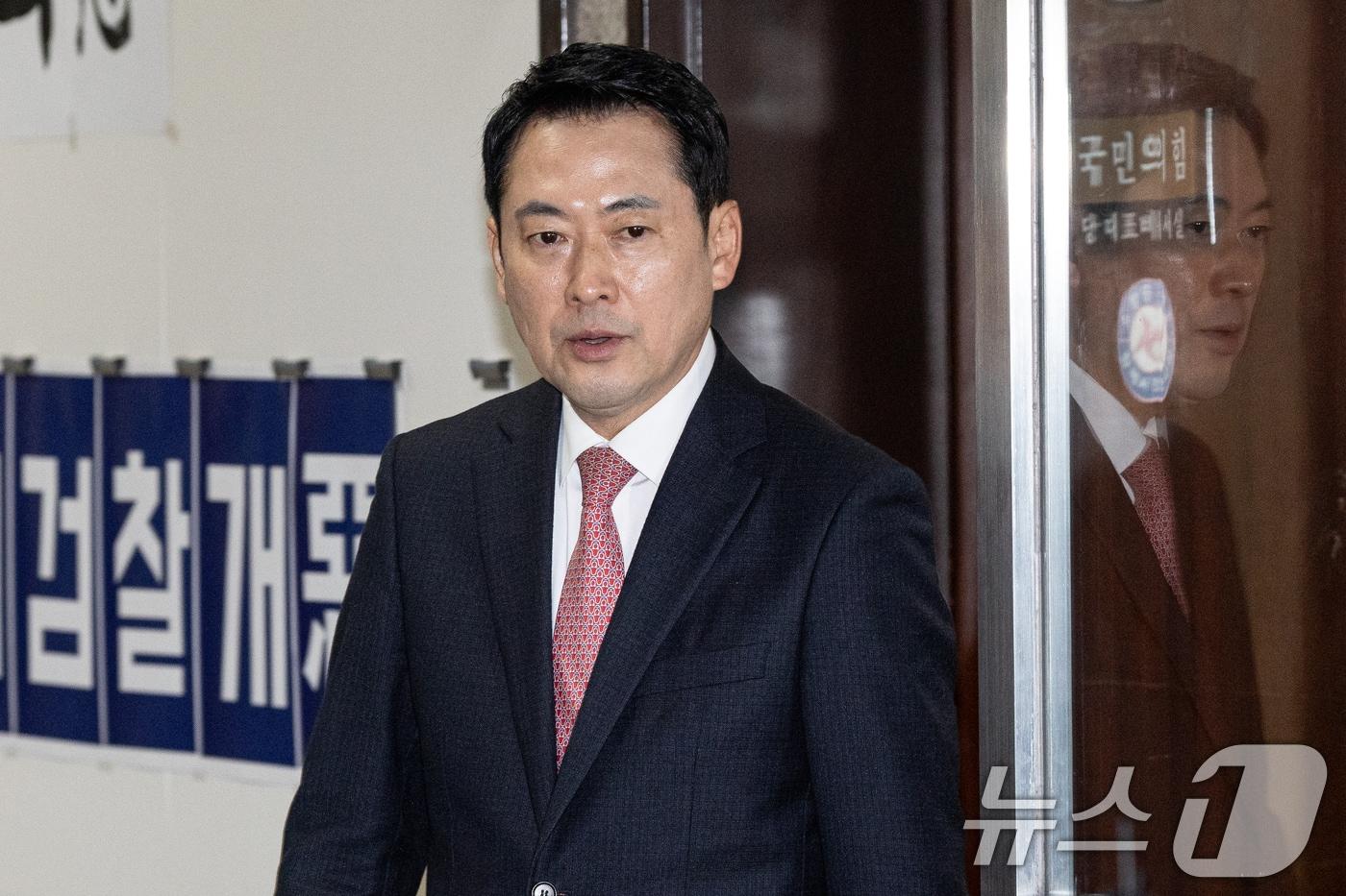 본문 이미지 - 장동혁 국민의힘 대표가 22일 서울 여의도 국회에서 현안 관련 백브리핑을 위해 대표실에서 나오고 있다. 2026.3.22 ⓒ 뉴스1 이승배 기자