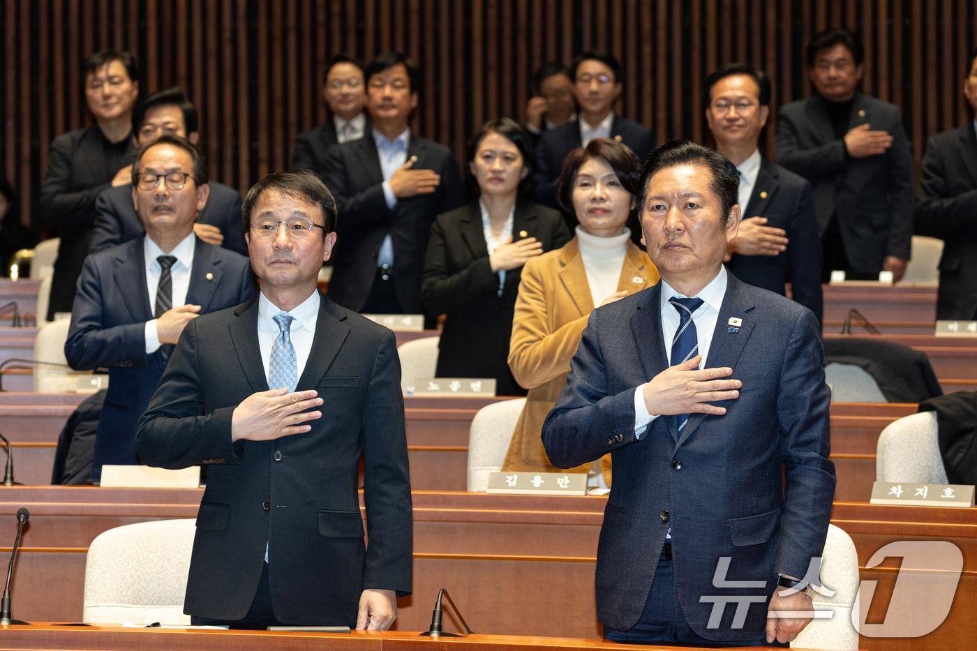 본문 이미지 - 정청래 더불어민주당 대표가 22일 서울 여의도 국회에서 열린 의원총회에서 국민의례하고 있다. 2026.3.22 ⓒ 뉴스1 이승배 기자