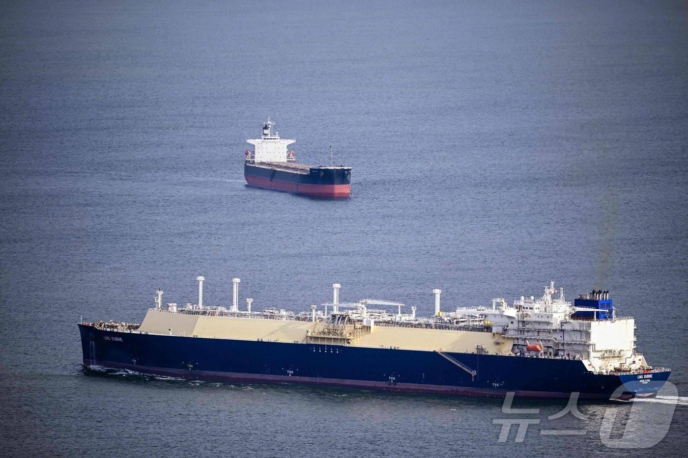본문 이미지 - 홍콩 국기를 단 LNG 운반선이 지난 9일(현지시간) 스페인 바스크 지어베나에 있는 비스카이아만 가스(BBG) 재기화 시설에 기항한 후 빌바오 항을 떠나고 있다. 2026.03.09. ⓒ AFP=뉴스1