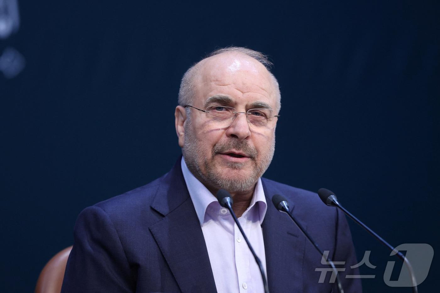 본문 이미지 - 이란 국회의장 모하마드 바게르 갈리바프가 테헤란에서 열린 기자회견에 참석하고 있다. 2024.11.27. ⓒ 로이터=뉴스1