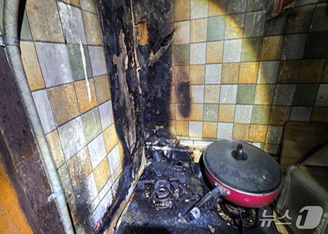 본문 이미지 - 23일 새벽 경기 안성시 신모산동의 한 아파트에서 화재가 발생했다.(경기도소방재난본부 제공. 재판매 및 DB금지)/뉴스1