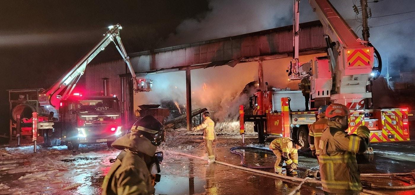 본문 이미지 - 22일 오전 1시 58분쯤 경북 성주군 선남면 오도리 자원순환시설에서 불이 나 출동한 소방관이 진화작업을 하고 있다. (경북소방본부 제공. 재판매 및 DB금지)/뉴스1