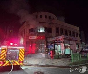 본문 이미지 -  천안 동남구 신부동 우체국 관사 화재 현장. (천안동남소방서 제공, 재판매 및 DB금지) / 뉴스1