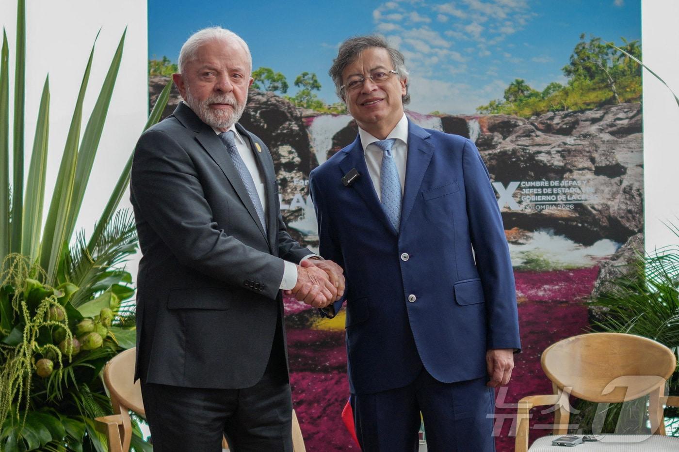 본문 이미지 - 루이스 이나시우 룰라 다 시우바 브라질 대통령(왼쪽)이 21일(현지시간) 콜롬비아 보고타에서 열린 제10차 중남미·카리브 공동체(CELAC) 정상회의에서 구스타보 페트로 콜롬비아 대통령과 악수하고 있다. 2026.3.21 ⓒ 로이터=뉴스1