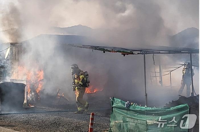 본문 이미지 - 22일 오후 5시1분쯤 경북 경산시 용성면의 농막에서 불이 나 소방대원이 인명 피해가 있는지 수색하고 있다.(경북소방본부 제공. 재판매 및 DB 금지)2026.3.23/뉴스1