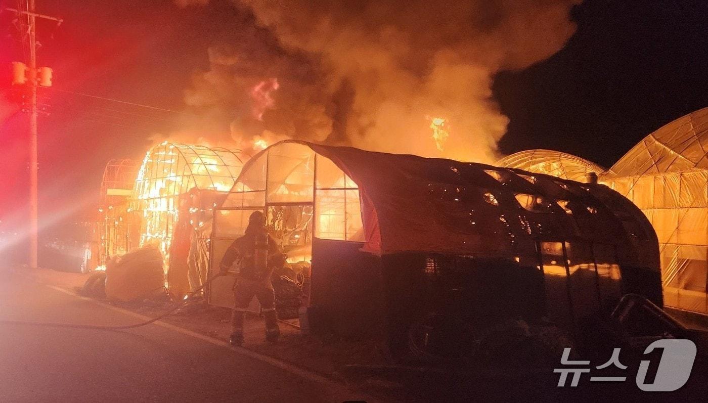 본문 이미지 - 22일 오후 8시 41분쯤 경북 성주군 초전면 한 포도 재배용 비닐하우스에서 불이 나 진화 대원들이 불을 끄고 있다.(경북소방본부 제공. 재판매 및 DB 금지)2026.3.23/뉴스1