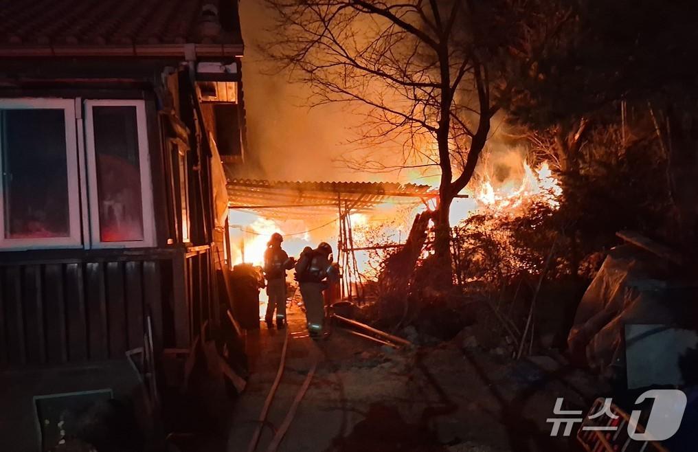 본문 이미지 - 22일 오후 10시 5분쯤 경북 영주시 고현동 한 농기계 창고에서 불이 나 진화 대원들이 불을 끄고 있다.(경북소방본부 제공 재판매 및DB금지)2026.3.23/뉴스1