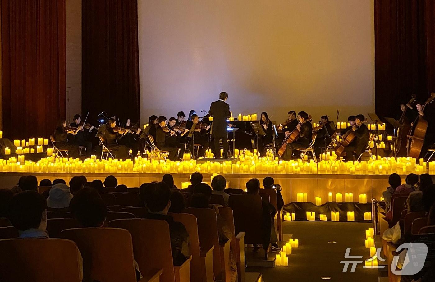 본문 이미지 - 괴산군 공연장 상주단체 하모니체스의 캔들라이트 공연 모습.(괴산군 제공. 재판매 및 DB금지)