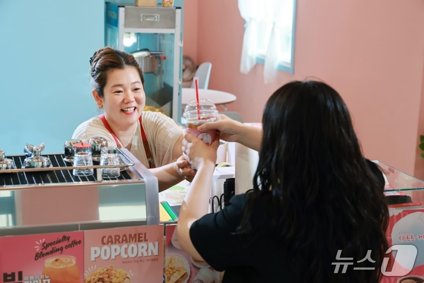 본문 이미지 - 경북 예천군의 전통시장 청년상인 육성사업으로 창업한 한 카페에서 손님을 맞고 있다.(예천군 제공. 재판매 및 DB 금지)2026.3.23/뉴스1