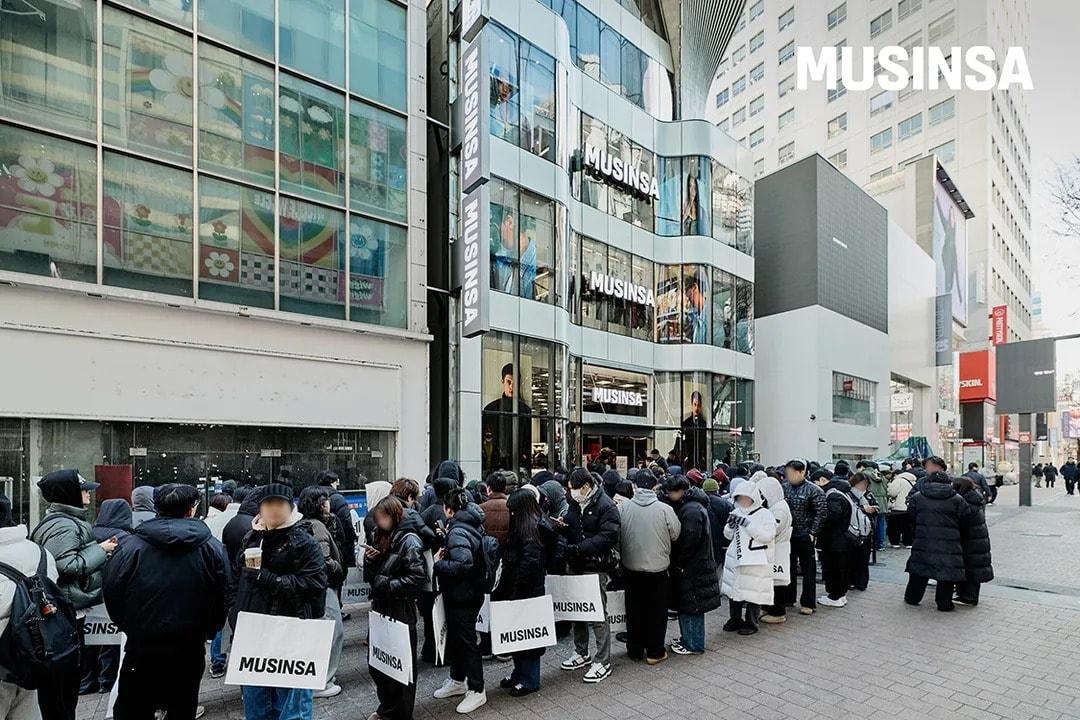 본문 이미지 - 지난 1월 오픈한 '무신사 스토어 명동' 입장 대기줄(무신사 제공)