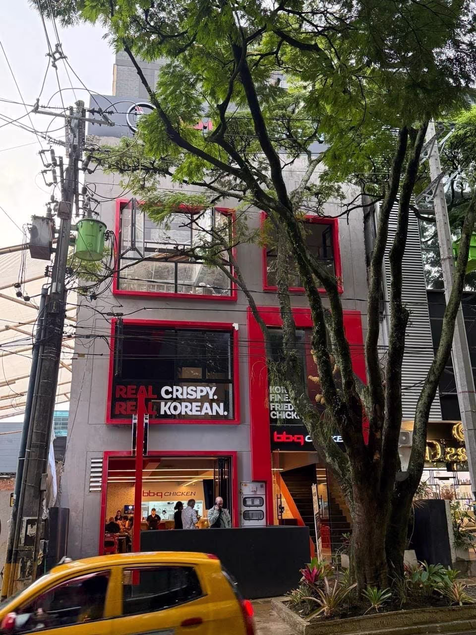 본문 이미지 - 콜롬비아 메데진 프로벤사 지역에 오픈한 BBQ 남미 1호점 'BBQ 프로벤사점' 전경.(BBQ 제공)