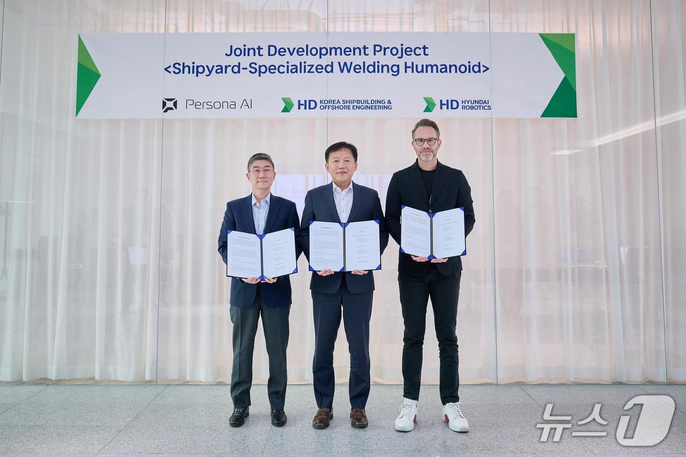 본문 이미지 - HD현대는 최근 ‘조선소 특화 용접용 휴머노이드의 실증 및 상용화를 위한 공동개발 협약’을 체결했다(사진 왼쪽부터 HD현대로보틱스 송영훈 솔루션개발부문장, HD한국조선해양 이동주 제조혁신연구소 부문장, 페르소나 AI 닉 래드포드 CEO. (HD현대 제공)