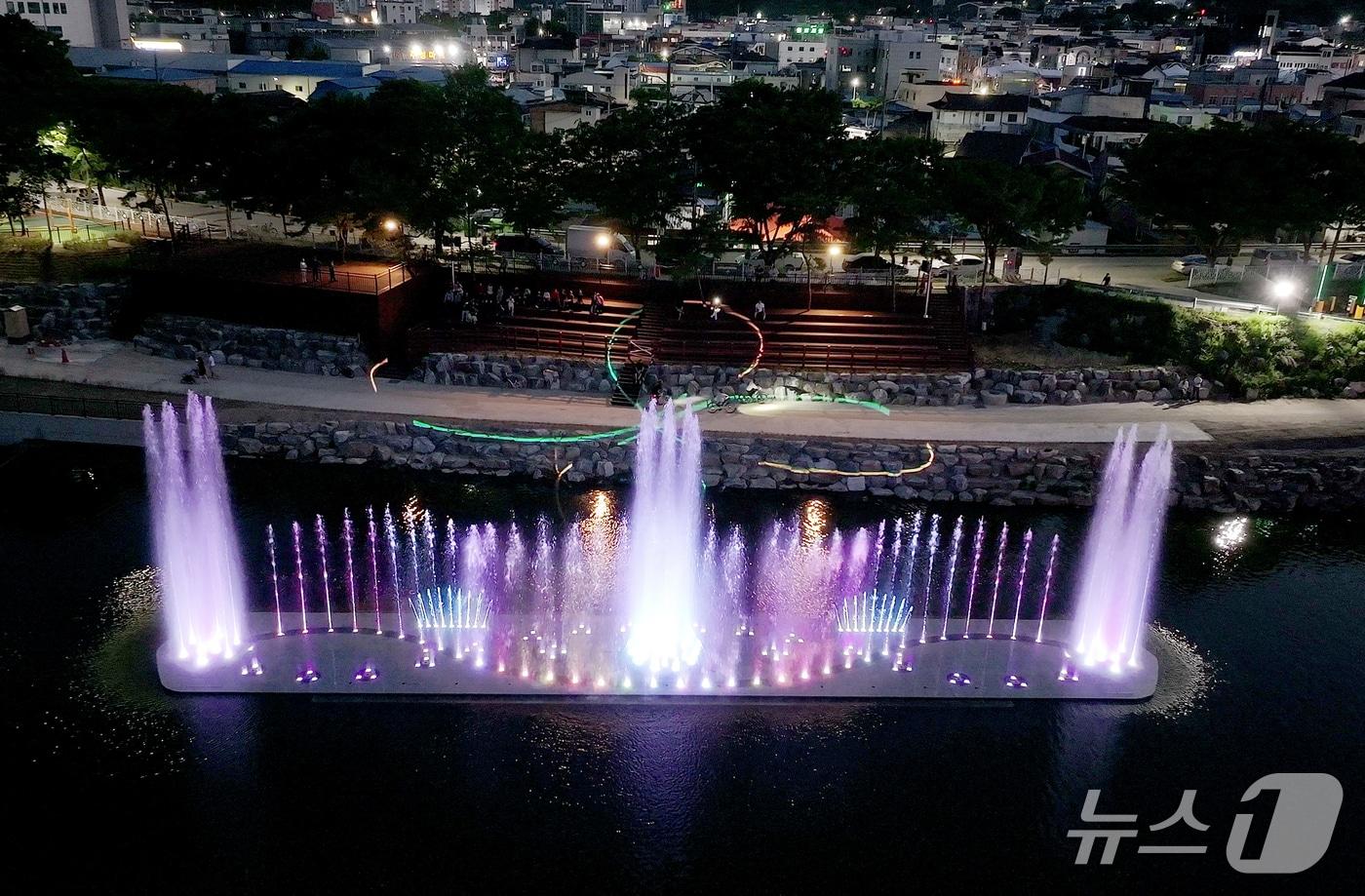 본문 이미지 - 충북 괴산 자연울림 음악분수 공연 모습.(괴산군 제공. 재판매 및 DB금지)