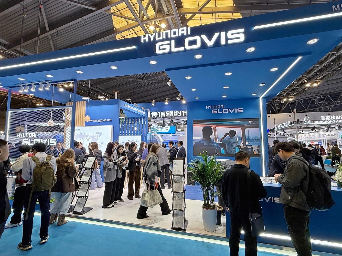 본문 이미지 - 중국 상하이 월드엑스포 컨벤션센터에서 현지시간 19~20일 열린 '월드 브레이크벌크 엑스포(World Breakbulk Expo, WBX) 2026'에서 현대글로비스 홍보 부스에 참관객들이 방문하고 있다. (현대글로비스 제공)