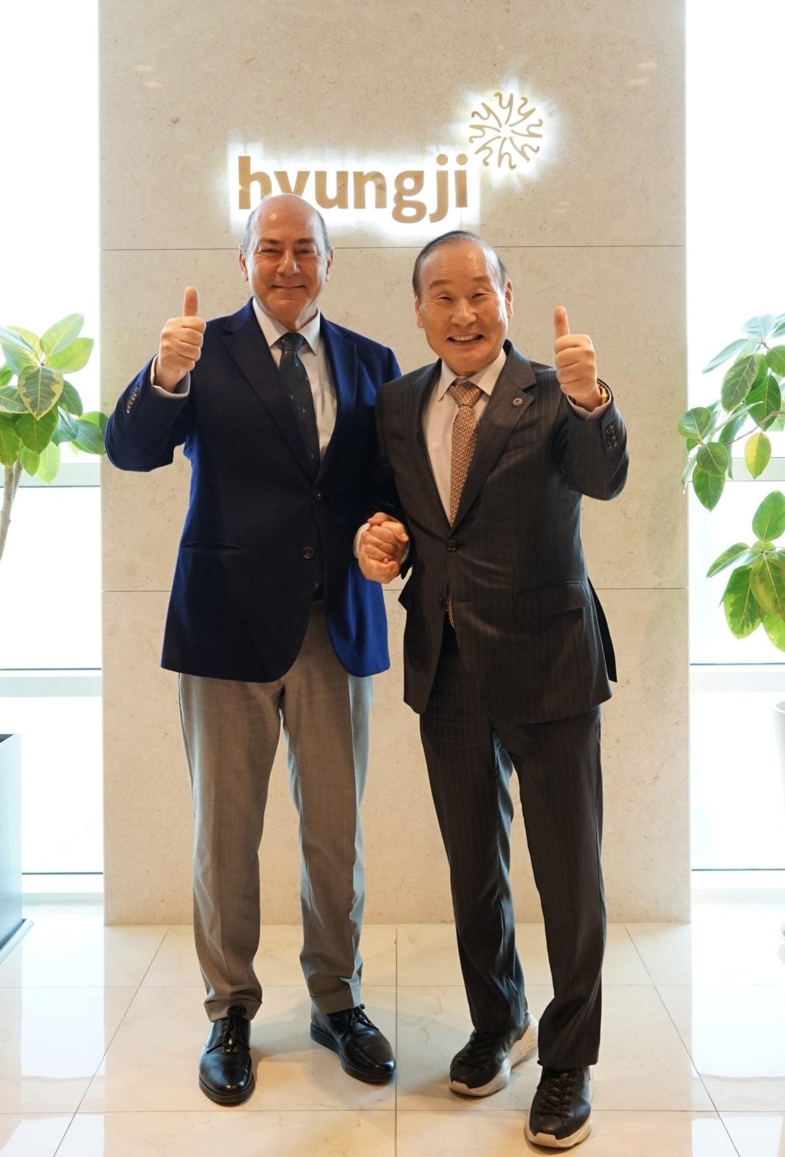 본문 이미지 - 형지가 전 IAF 회장 젬 알탄과 글로벌 협력을 논의했다고 23일 밝혔다.(그룹형지)