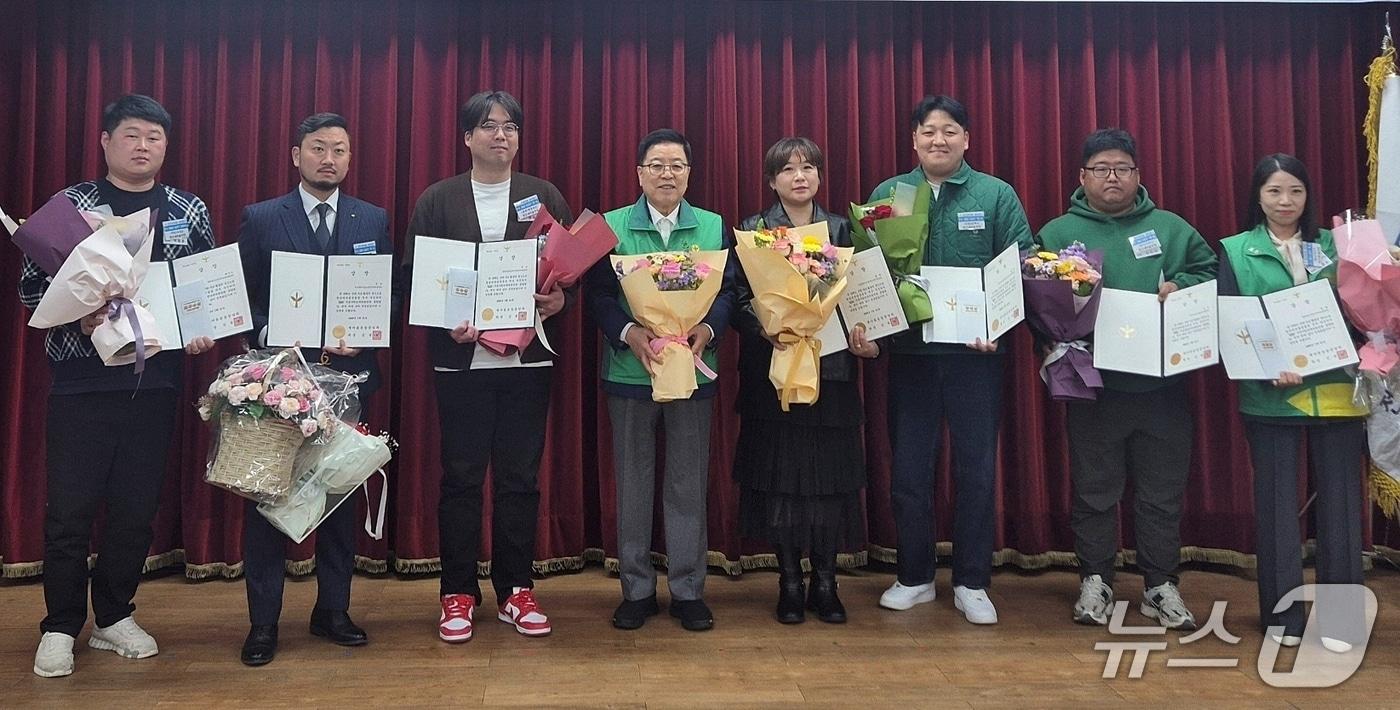 본문 이미지 - 충북 괴산군 청정괴산청년새마을연대가 '2025년도 전국청년새마을연합회 종합평가 시상식'에서 시·군·구 부문 우수상을 수상했다.(괴산군 제공. 재판매 및 DB금지)