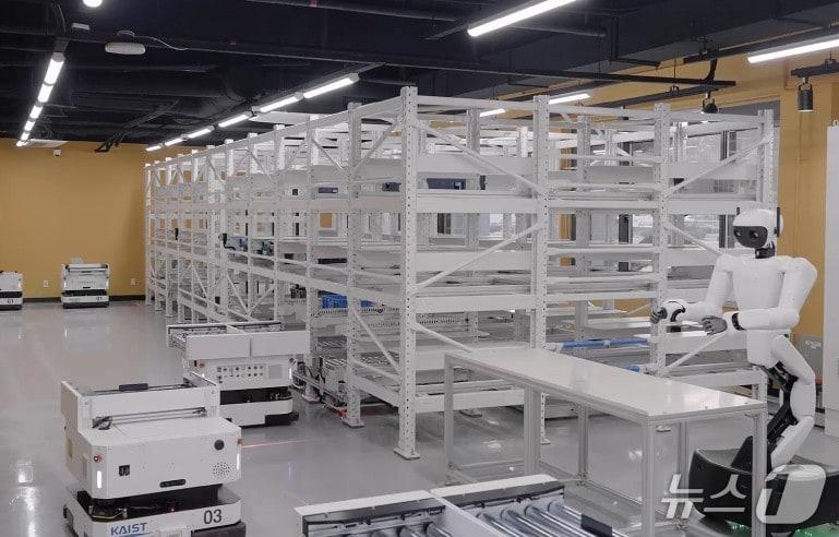 본문 이미지 - AMR 및 휴머노이드 물류로봇 운영 시스템 통합 운영 모습(KAIST 제공) /뉴스1
