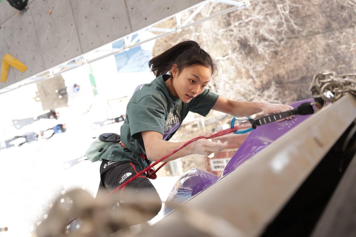 본문 이미지 - 전국 스포츠클라이밍 선수권대회 리드 종목에서 완등 하는 서채현(대한산악연맹 제공)