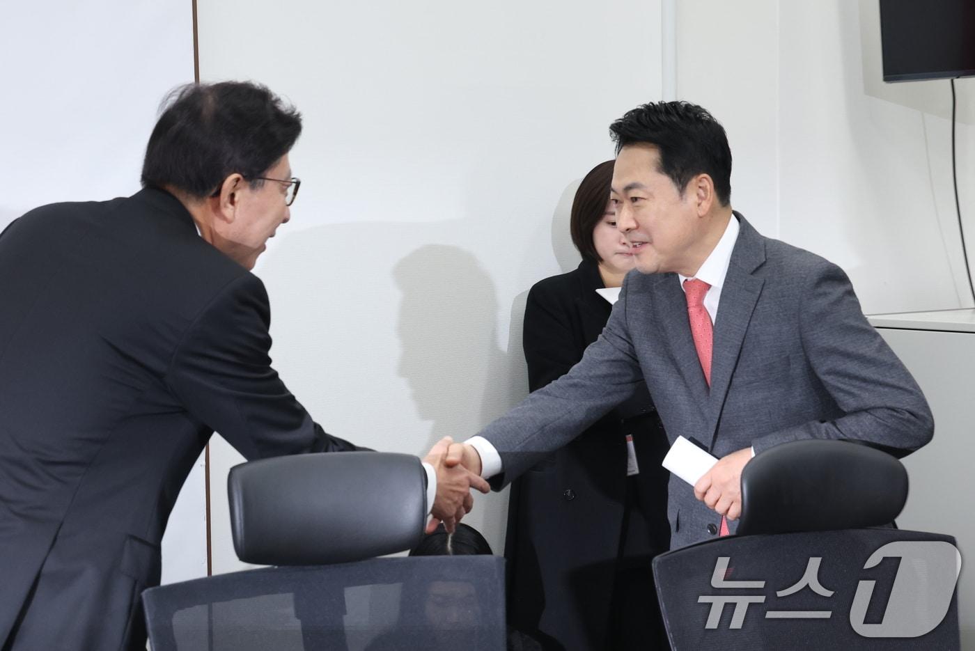 본문 이미지 - 장동혁 국민의힘 대표가 23일 서울 여의도 국회에서 박형준 부산시장과 면담 전 악수를 하고 있다. 2026.3.23 ⓒ 뉴스1 이승배 기자