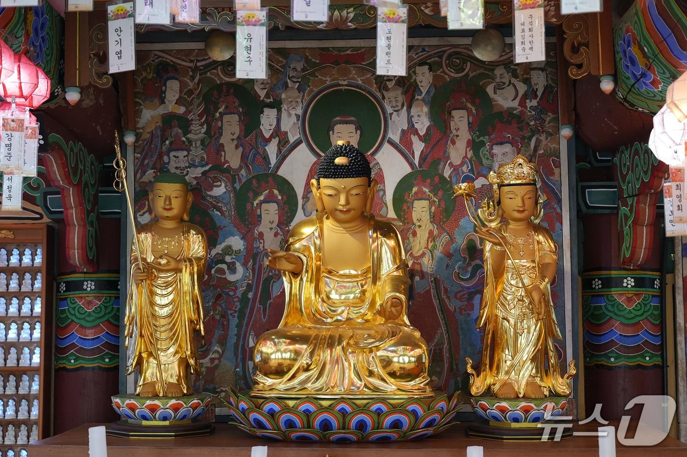 본문 이미지 - 충남도 유형문화유산으로 지정된 서산 부석사 목조여래좌상(가운데) 모습(서산시 제공. 재판매 및 DB금지)2026.3.23/뉴스1