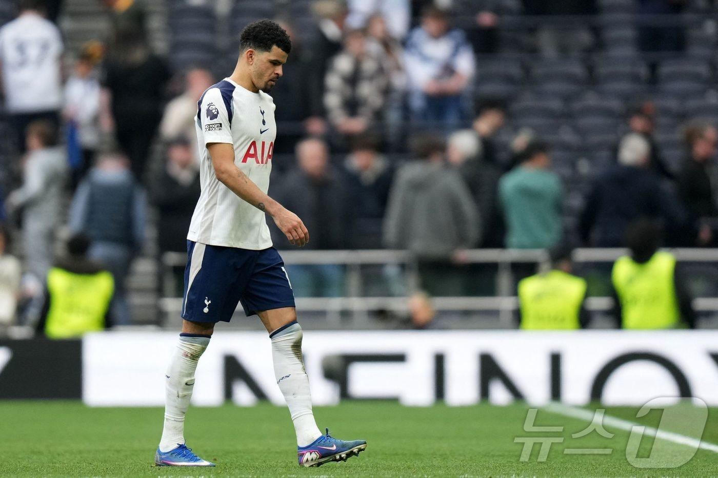 본문 이미지 - 토트넘 공격수 도미닉 솔랑케가 22일(한국시간) 영국 런던의 토트넘 홋스퍼 스타디움에서 열린 노팅엄 포레스트와 홈 경기에서 완패 후 아쉬워하고 있다. ⓒ AFP=뉴스1
