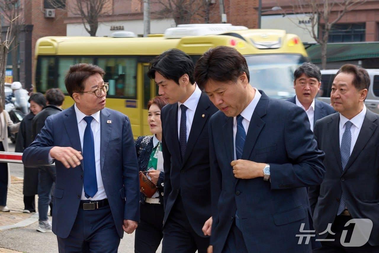 본문 이미지 - 김용 전 민주연구원 부원장(맨 오른쪽)과 한준호 국회의원(가운데).(한준호 의원측 제공)