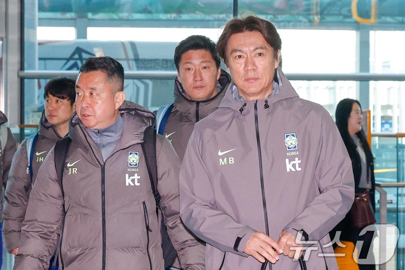 본문 이미지 - 올해 첫 소집 훈련과 평가전을 앞둔 홍명보 축구 국가대표팀 감독이 23일 오전 인천국제공항 2터미널에서 영국 런던으로 출국하기 위해 이동하고 있다. 대표팀은 오는 28일 코트디부아르, 내달 1일 오스트리아와 평가전을 치른다. 2026.3.23 ⓒ 뉴스1 안은나 기자